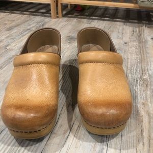 Dansko Clog in Honey Distressed Size 9 Wide
